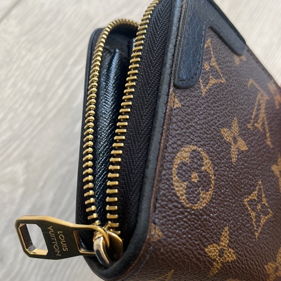 Louis Vuitton iconic logo zippy wallet - Picture 10 of 17